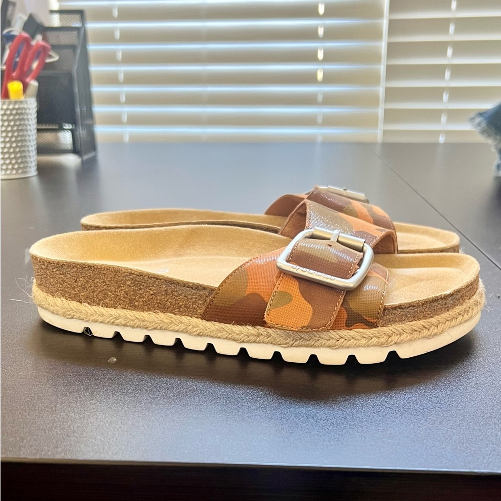 J/SLIDES Camo Sandals - Picture 2 of 10
